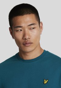 Lyle & Scott FOOTBALL FOR ALL GRAPHIC - Camiseta estampada - w apres navy