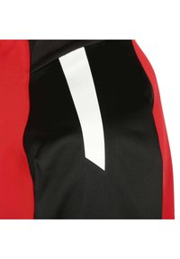 Rotes und schwarzes Sporthemd mit einem weißen vertikalen Streifen auf der linken Seite, aus glattem, atmungsaktivem Stoff und mit schlankem Design.