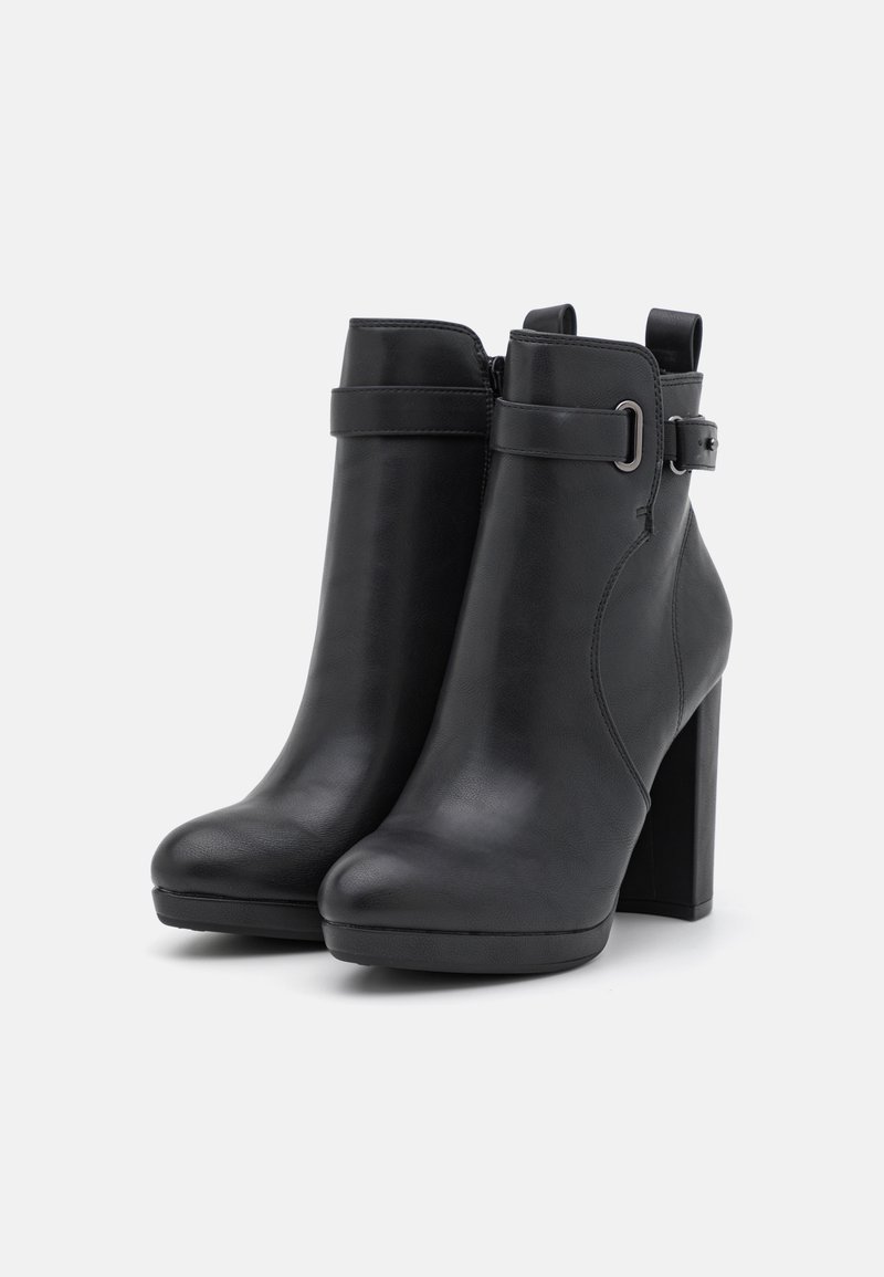 Schwarze Leder-Ankle-Boots mit glatter Oberfläche, ausgestattet mit einem Riemen und Schnallendetail. Hohe Blockabsätze bieten zusätzlichen Halt.
