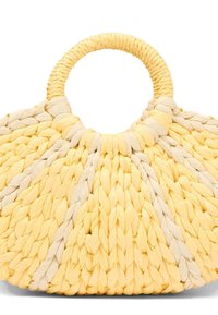 Borsa intrecciata gialla con una parte superiore arrotondata e una texture intrecciata. Presenta una robusta maniglia rotonda e un mix di fibre giallo chiaro e beige.