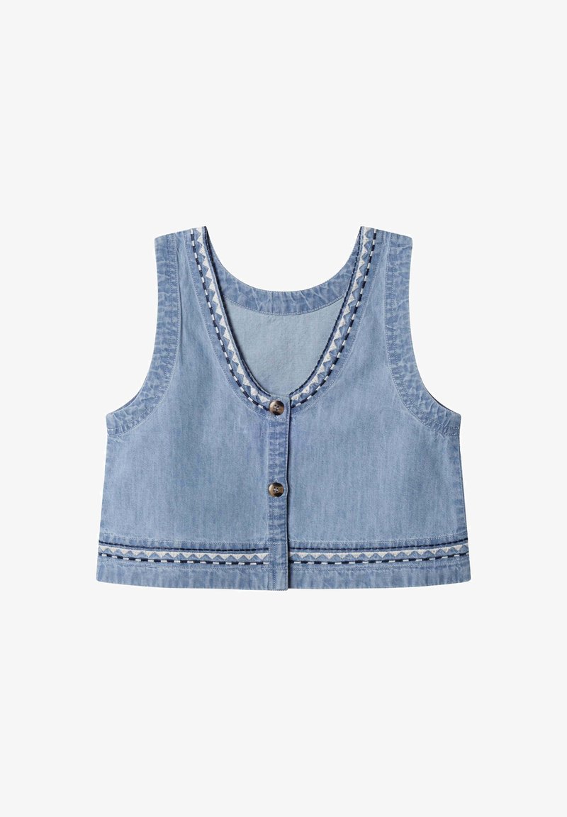 Denim bezrukávový vest v světle modré barvě s kulatým výstřihem, předním zapínáním na knoflíky a dekorativním prošitím kolem lemu a výstřihu.