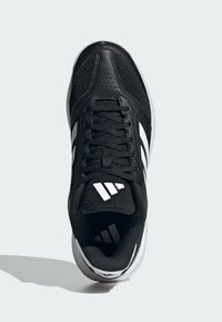 Schwarzer Sportschuh mit Obermaterial aus Mesh und Synthetik, weißen Akzenten, Schnürverschluss und perforierten Details an den Seiten.