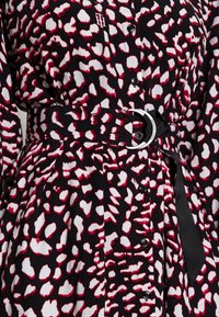 Tommy Hilfiger MIDIcDRESS - Vestido camiseiro - red/white/black