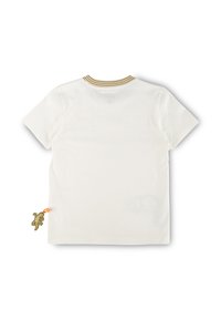Weißes Baumwoll-T-Shirt mit kurzen Ärmeln, Kragen mit goldenen Streifen und einem Charm-Anhänger mit einer strukturierten grünen Figur am Saum.