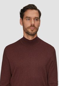 Bordeaux hoogsluitend sweater gemaakt van zacht gebreid materiaal, met een gladde textuur en een aansluitende pasvorm, ideaal voor laagjes in koelere weersomstandigheden.