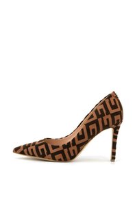 Tacco alto marrone con punta a te, caratterizzato da un motivo geometrico nero su una superficie testurizzata. Tacco stiletto e design elegante.