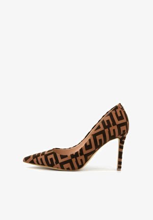 Tacco alto marrone con punta a te, caratterizzato da un motivo geometrico nero su una superficie testurizzata. Tacco stiletto e design elegante.