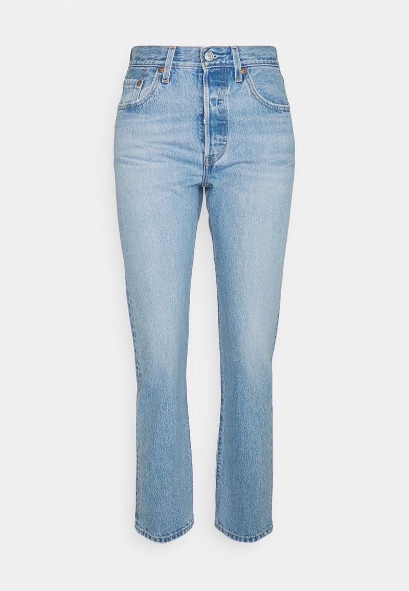 Jeans bleu clair taille haute à jambes droites avec fermeture à boutons et zip à l'avant, poches avant et arrière, et passants pour ceinture.