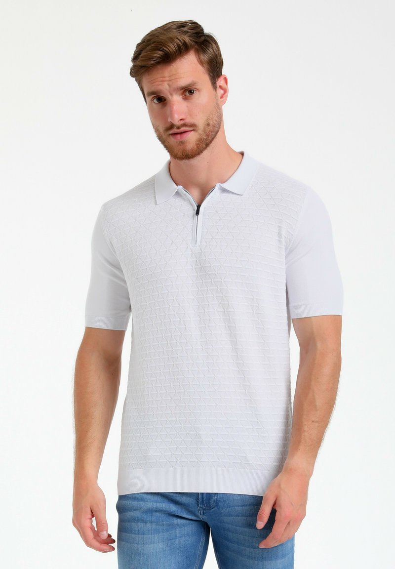 Polo de manga corta en gris claro con un patrón de diamantes texturizado, que presenta un cierre de media cremallera en el frente y un detalle de cuello en contraste.