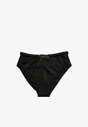 Zwarte hoge taille bikini slip gemaakt van gladde stof, met een gouden ronde ringaccent aan de voorkant en geplisseerde zijkanten voor extra textuur.