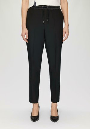 Zwarte broek met een elastische tailleband en trekkoord, met een gladde textuur, taps toelopende pijpen en een getailleerde pasvorm.