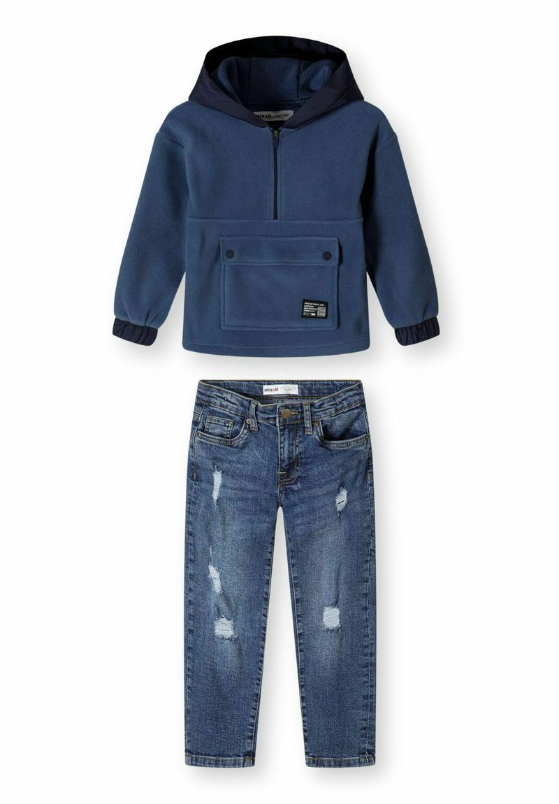 Granatowa bluza polarowa z półzapięciem i przednią kieszenią, w połączeniu z dżinsami o efektach przetarcia, w dopasowanym kroju i z pięcioma kieszeniami.