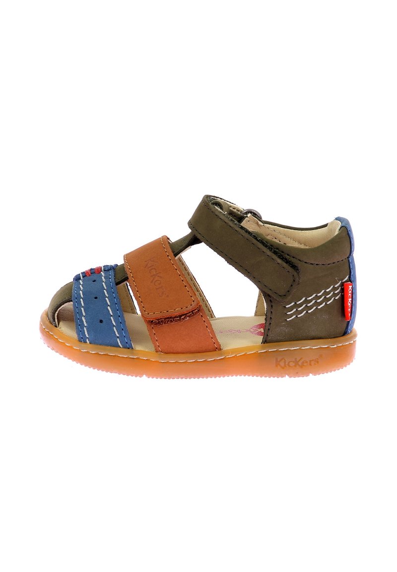 Sandale multicolore en cuir marron, bleu et vert, à bout ouvert, avec deux straps Velcro et semelle en caoutchouc portant la marque Kickers.