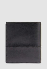 Portafoglio bifold in pelle nera con bordi cuciti, mostrato chiuso su uno sfondo grigio chiaro semplice.