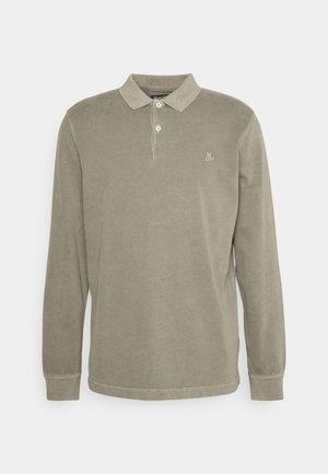 Langärmliges olivgrünes Poloshirt aus weicher Baumwolle. Verfügt über einen klassischen Kragen, zwei Knöpfe und ein kleines gesticktes Logo auf der Brust.