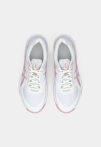 Hvite treningssko med rosa detaljer, mesh- og syntetisk overdel, avrundet tå, flate lisser og en teksturert såle.