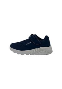 Sneaker Skechers in tessuto blu navy con cinturino in Velcro, suola ammortizzata e suola esterna in gomma bianca testurizzata, caratterizzate da un design curvo.