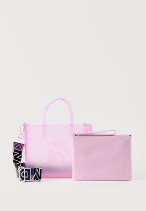Două genți roz: un sac transparent cu logo DKNY și o pungă mai mică cu fermoar și curea, plus o curea de umăr neagră și roz cu sigla DKNY.