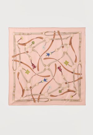 Pink silket tørklæde med sammenvævede brune og beige læderremme, guldringe og små farverige charms og blomster i designet.