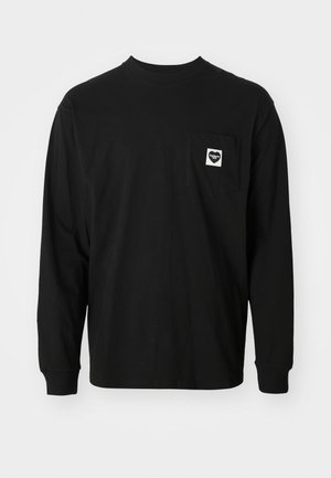 Zwarte longsleeve t-shirt van katoen, met een ronde halslijn en een borstzak met een hartlogo en tekst.