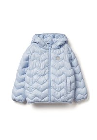 Světlomodrá péřová bunda s šikmým vzorem, zapínání na zip a kapucí. Na levé horní straně se nachází malé logo. Měkká, prošívaná textura.