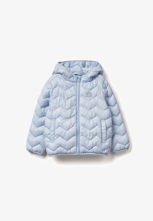 Světlomodrá péřová bunda s šikmým vzorem, zapínání na zip a kapucí. Na levé horní straně se nachází malé logo. Měkká, prošívaná textura.