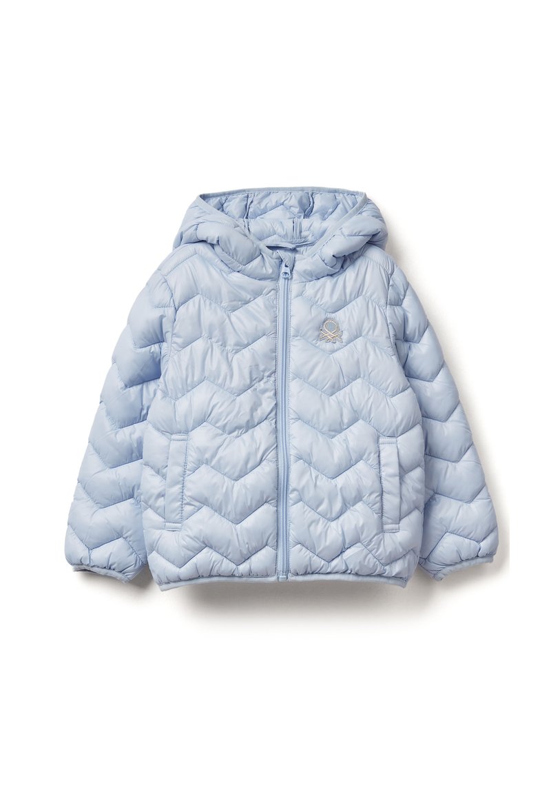 Světlomodrá péřová bunda s šikmým vzorem, zapínání na zip a kapucí. Na levé horní straně se nachází malé logo. Měkká, prošívaná textura.