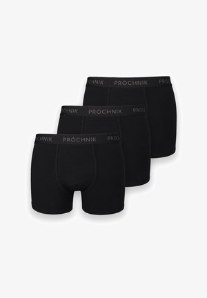 Czarne bokserki w paczce po trzy sztuki. Wykonane z miękkiego materiału, z elastycznym paskiem w talii z napisem "PRÓCHNIK" w kolorze szarym. Klasyczny, dopasowany krój.