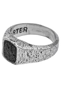 Sudraba gredzens ar kvadrātveida melnu teksturētu akmeni, ar saskrātu metāla virsmu un gludu iekšpusi, iegravēts "CARTER".