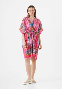 Roze kaftan jurk met een trekkoord in de taille, met levendige bloem- en dierenmotieven, korte mouwen en een V-hals.