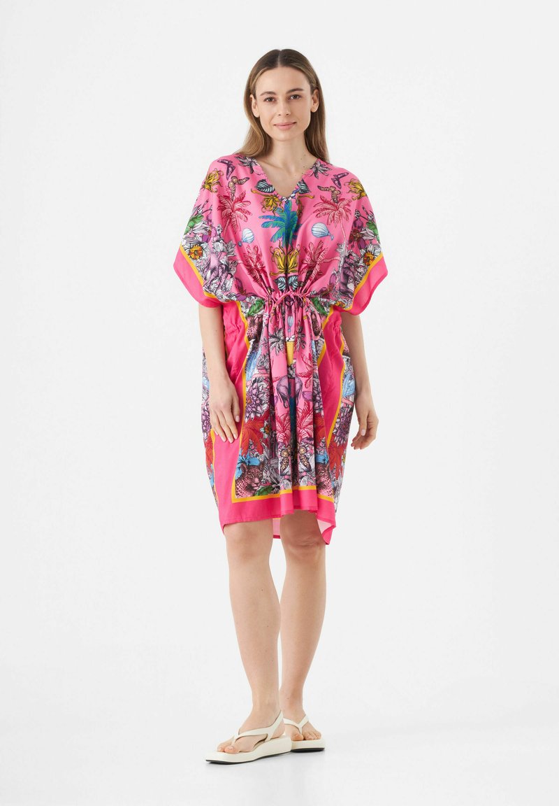 Roze kaftan jurk met een trekkoord in de taille, met levendige bloem- en dierenmotieven, korte mouwen en een V-hals.