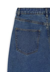 Jeans in denim blu con un'unica tasca posteriore con cuciture a contrasto, una texture liscia e un design a gamba dritta.