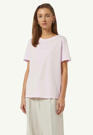 T-shirt rose clair à manches courtes en coton avec un col rond, arborant un logo subtil imprimé sur le devant. Silhouette à coupe droite.