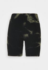 Černé biker šortky s tie-dye vzorem v zelenkavých odstínech, vyrobené z měkké látky s přiléhavým střihem a elastickým pasem.