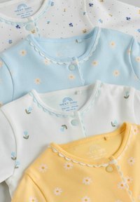 Quatre grenouillères pour bébé avec bords festonnés, en bleu, blanc, jaune et blanc à motifs floraux, avec des boutons pression, disposées en chevauchement.