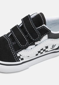Vans OLD SKOOL V UNISEX - Tossud - black/true white