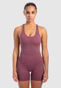 Bodysuit deportivo burdeos con escote en forma de scoop, tirantes tipo racerback y pantalones cortos ajustados. Confeccionado con un material suave y elástico para mayor comodidad.
