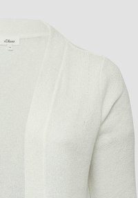 Weißer, gestrickter Cardigan mit offener Vorderseite, langen Ärmeln und strukturiertem Finish. Das Etikett ist am Ausschnitt sichtbar.