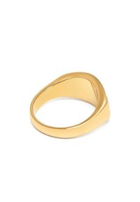 Guldtonet ring med en glat, poleret overflade. Formet med en tilspidset kant og et let afrundet bånd for et strømlinet design.