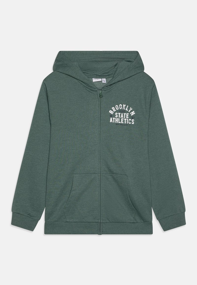 Sweat à capuche vert à fermeture éclair avec poches avant et texte blanc "Brooklyn State Athletics" sur le côté gauche de la poitrine, équipé d'une capuche et de poignets côtelés.