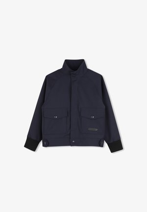 Veste bleu marine foncé avec col montant, deux poches avant à rabat boutonnées, poignets noirs et détails à boutons à l'ourlet et au col.