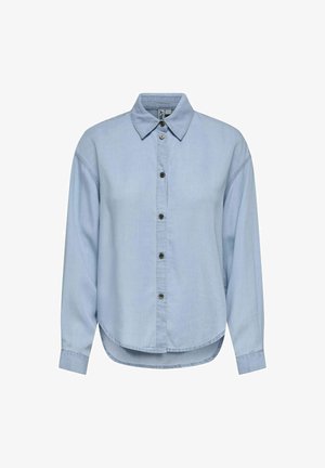 Camisa de mezclilla azul claro con botones en la parte delantera, cuello clásico y mangas largas. Presenta un corte relajado y un dobladillo redondeado.