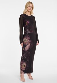 Langes schwarzes Kleid mit transparenten langen Ärmeln und einem Blumenmuster in Lila- und Rosatönen, einer taillierten Silhouette und dezenten Seitennähten.