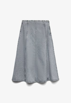 Jupe en denim gris avec un design évasé, des coutures distinctes et une taille élastique. Pas de poches visibles ni d'ornementations.