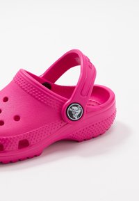 Crocs CLASSIC - Badsandal - candy pink