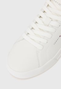 Tommy Hilfiger COURT - Sportbačiai - ecru/army green
