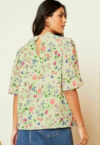 Love & Roses REGULAR FIT - FLORAL PRINTED DOBBY FLUTTER SLEEVE - Blúz - green