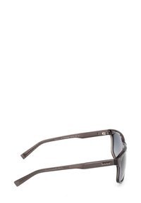 Occhiali da sole polarizzati con una montatura in plastica grigio scuro, design avvolgente, texture liscia e audace marchio Timberland sulla astina.