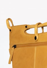 Aunts & Uncles MRS PANCAKE - Handtasche - satin brass