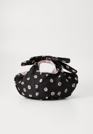 Borsa di stoffa nera con motivo floreale rosa, forma rotonda, due manici e un accento di nastro annodato sopra. Texture liscia con fodera a contrasto.